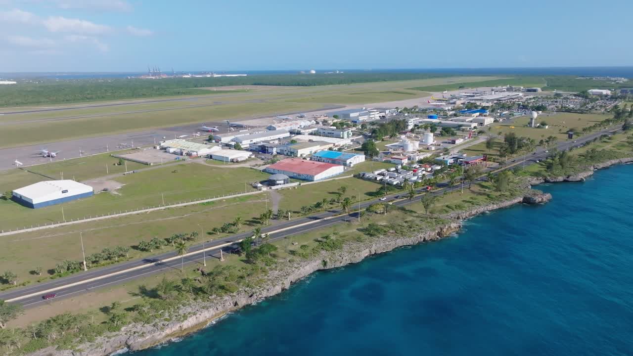 캐리비안 해안선에 있는 라스 아메리카스 국제공항의 드론 보기