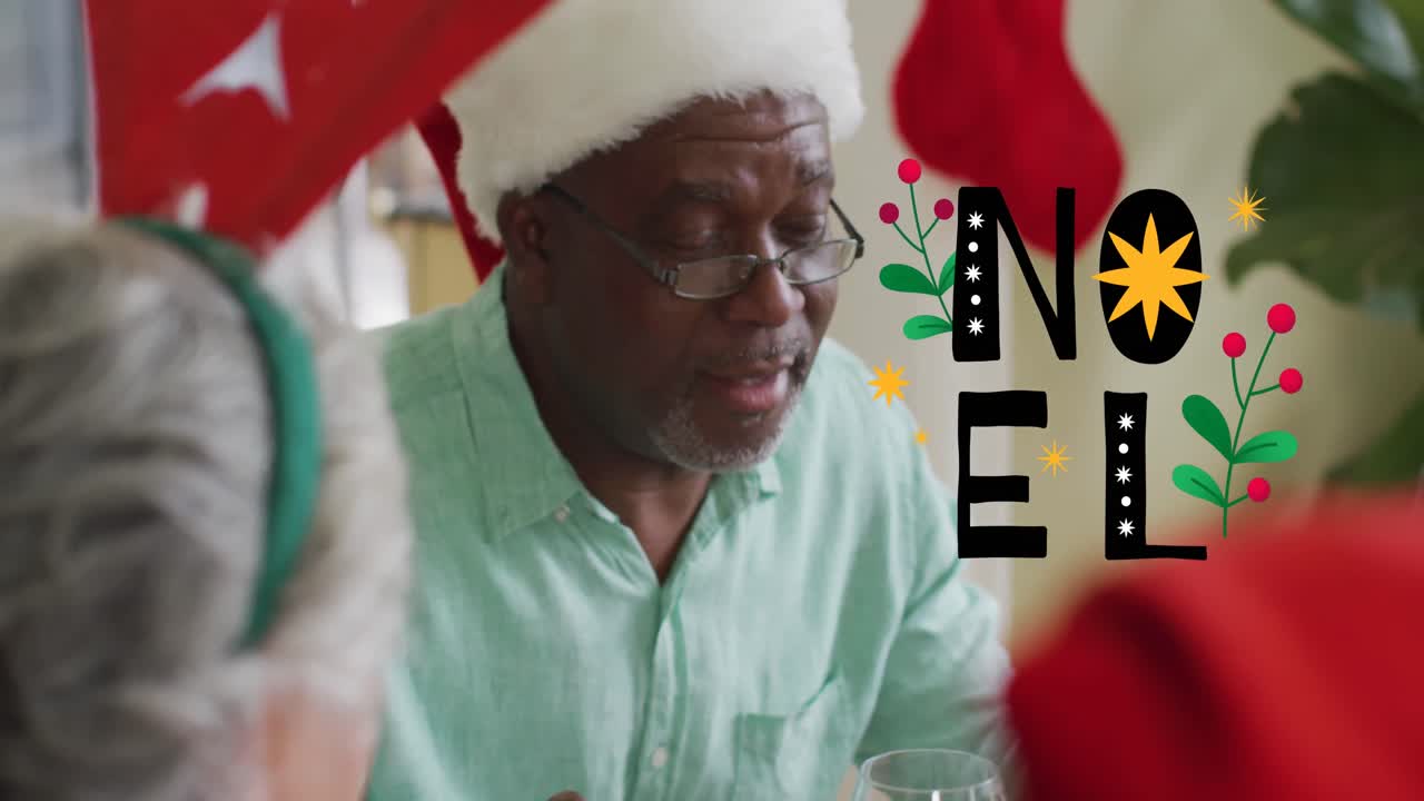animación de saludos de navidad texto sobre el hombre afroamericano mayor en la mesa de la comida de navidad.