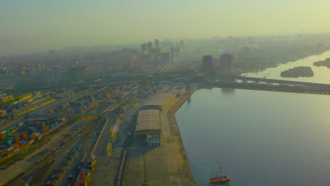 Una-Gran-Vista-Del-Puerto-En-Karachi,-Pakistán,-Que-Muestra-Mucha-Logística-Y-Contenedores