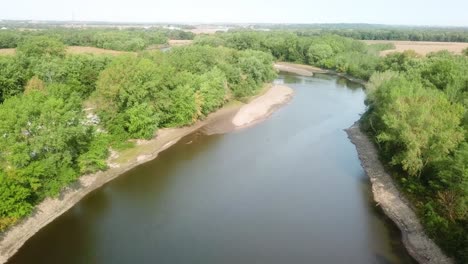 Vista-Aérea-De-Drones-De-Las-Siguientes-Curvas-En-El-Sendero-De-Agua-Del-Río-Iowa-Y-Varios-Bancos-De-Arena-Grandes-En-El-Río