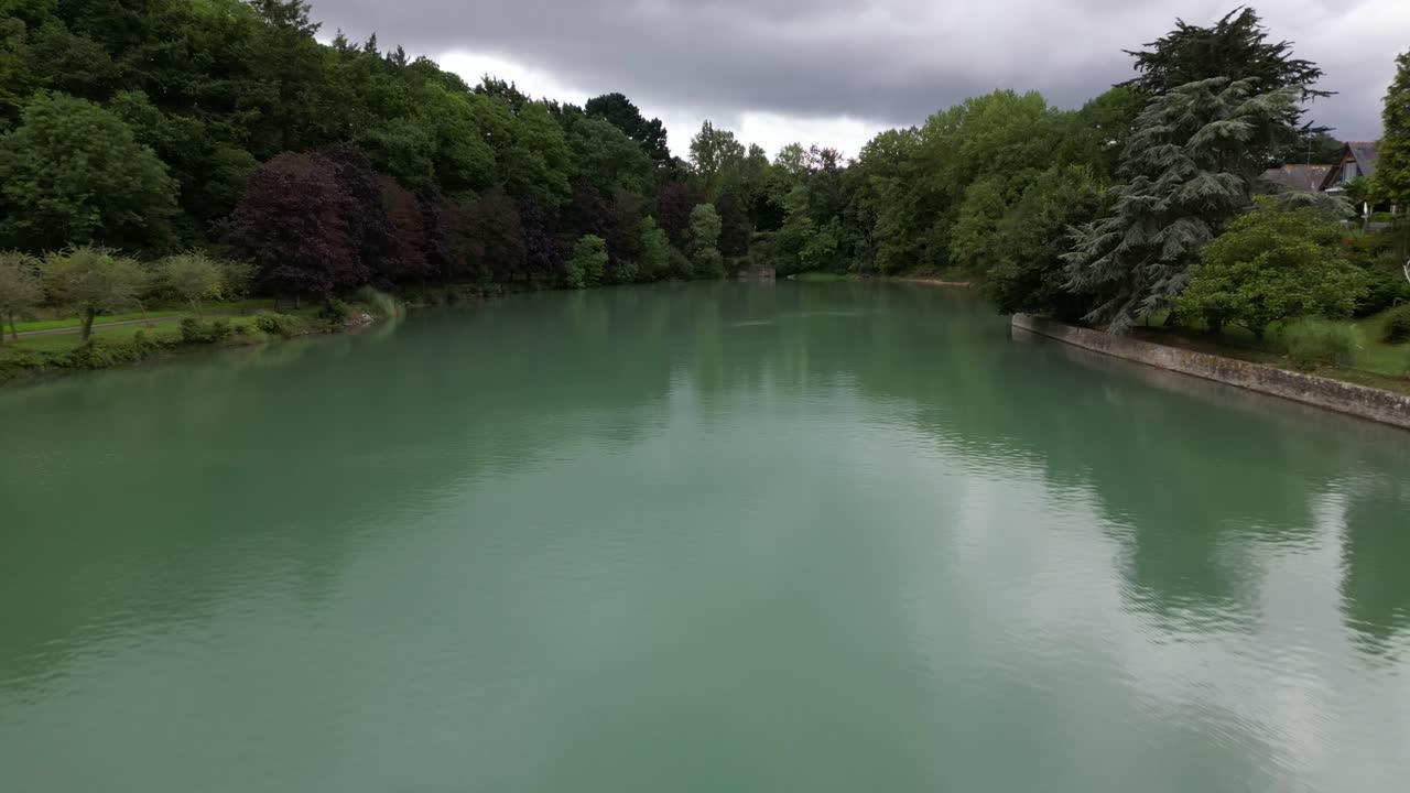 프랑스 브리타니의 디나르의 운하 바다 물 위에서 낮은 고도에서 비행하는 항공 후방 드론