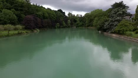 drone aéreo hacia atrás volando a baja altitud sobre las aguas del mar del canal de dinard en gran bretaña, francia