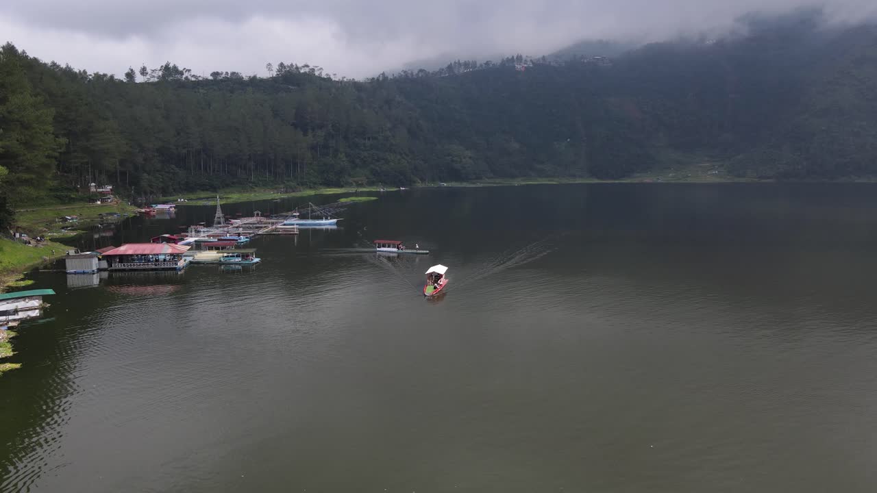 vista aérea, barcos turísticos tradicionales navegando por el lago