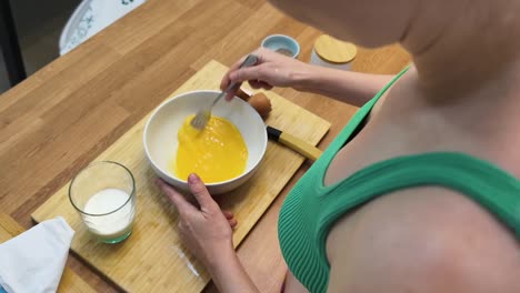 mujer mezclando huevos