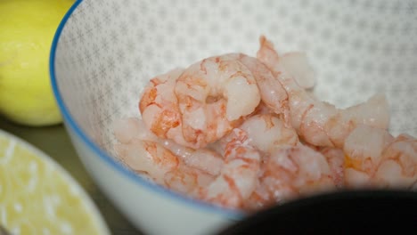 tazón de limón y camarones para preparar ceviche