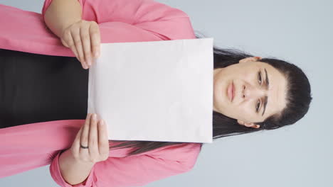 vídeo vertical de una mujer de negocios examina el papeleo y se enoja.