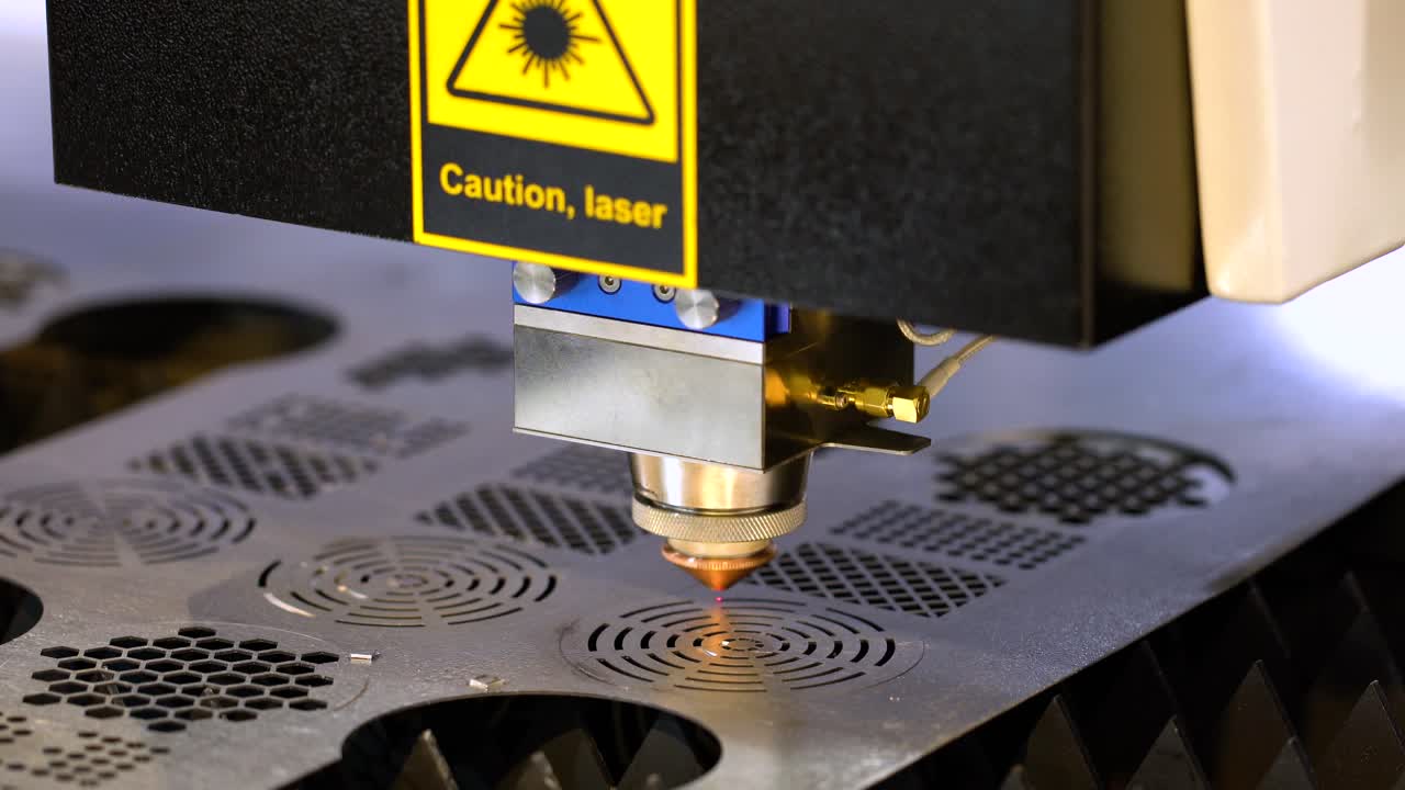 corte láser cnc de metal, tecnología industrial moderna.