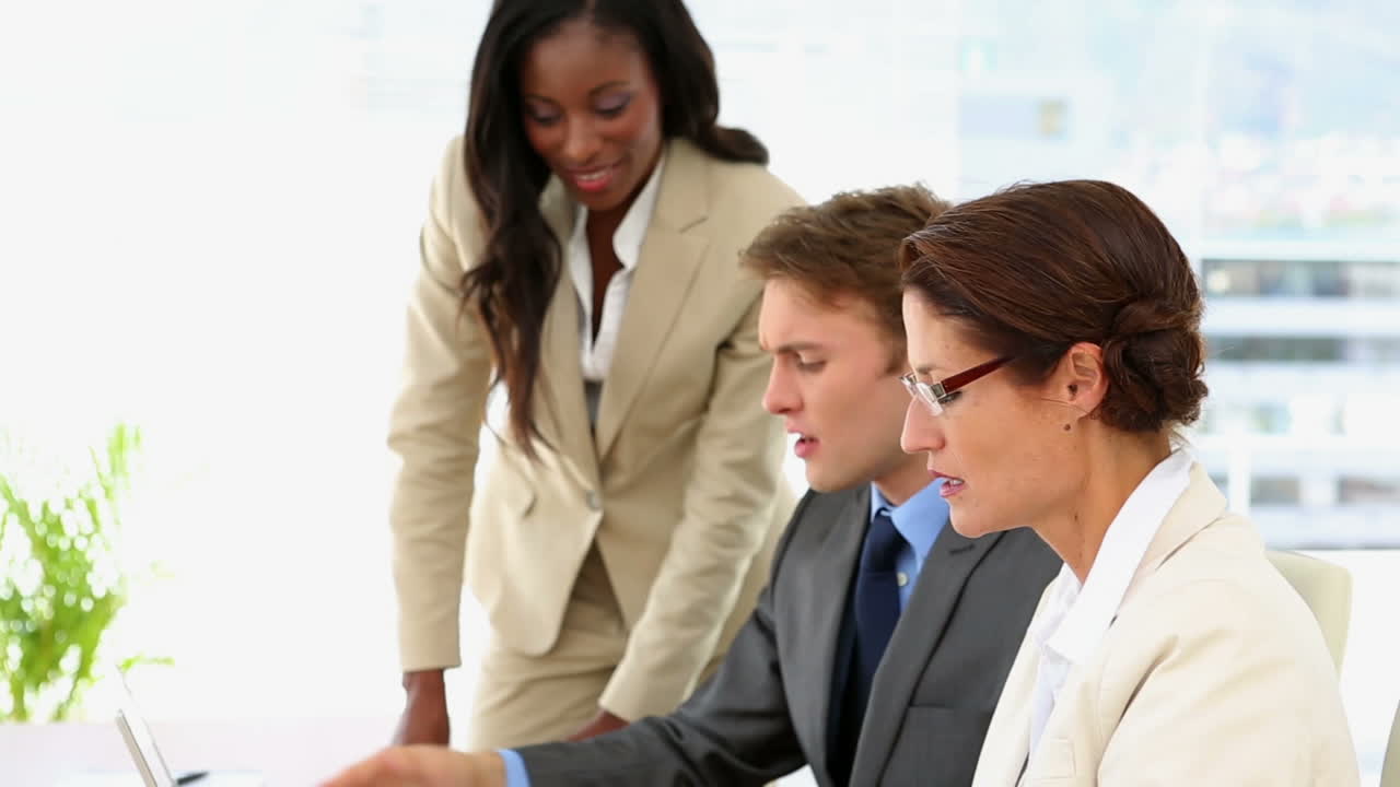 hombres de negocios discutiendo su trabajo