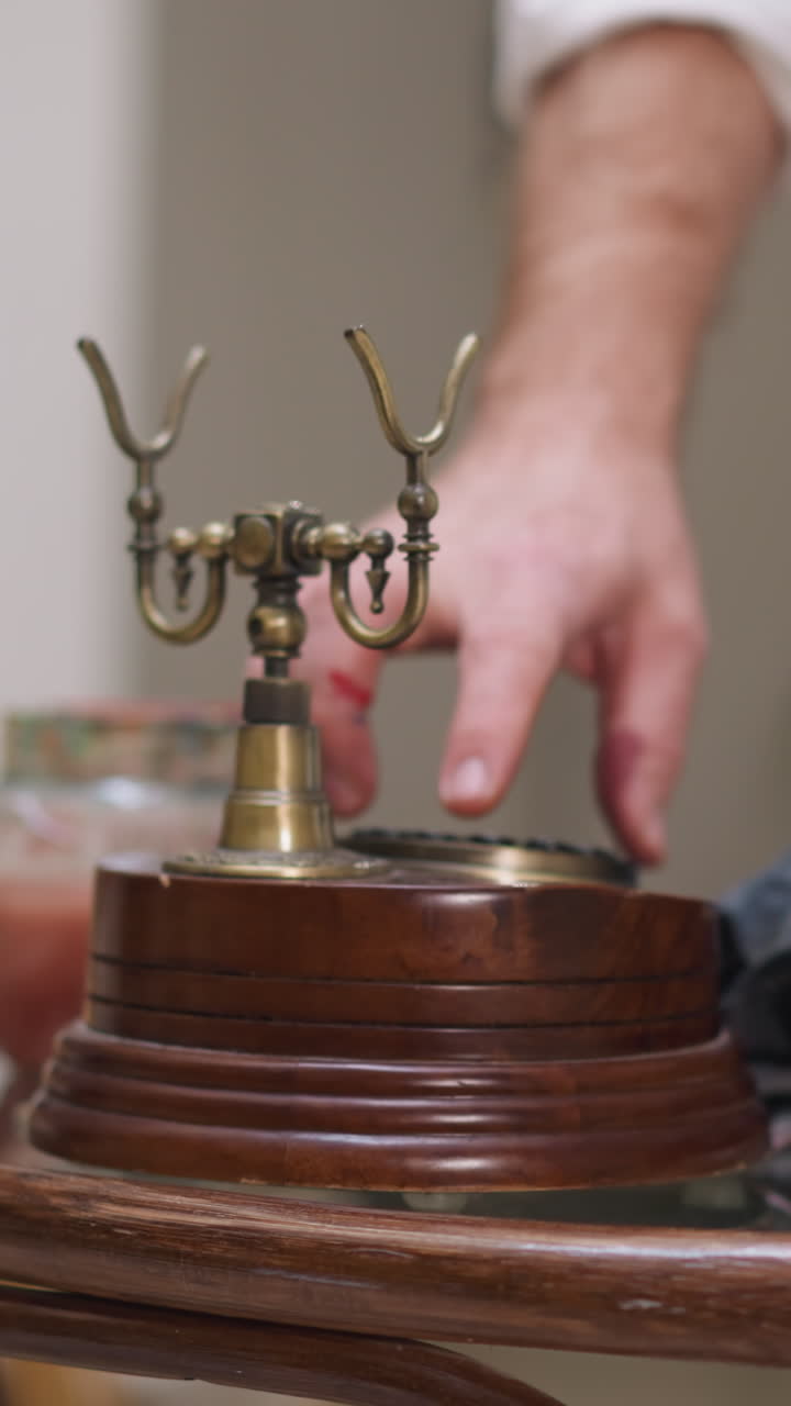 el artista toma el receptor de teléfono retro para hacer una llamada. el pintor profesional toma un descanso para hacer una llamada importante desde el estudio de arte. pausa temporal de pintura