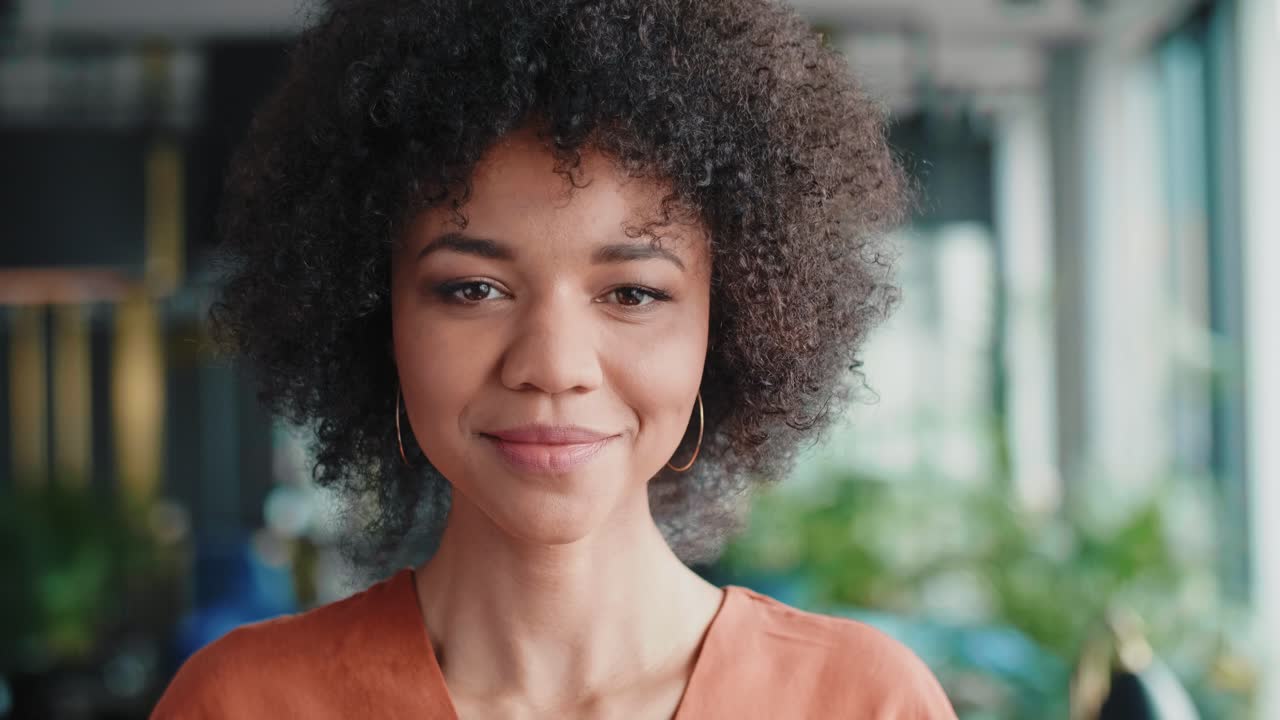 retrato de una hermosa mujer afroamericana