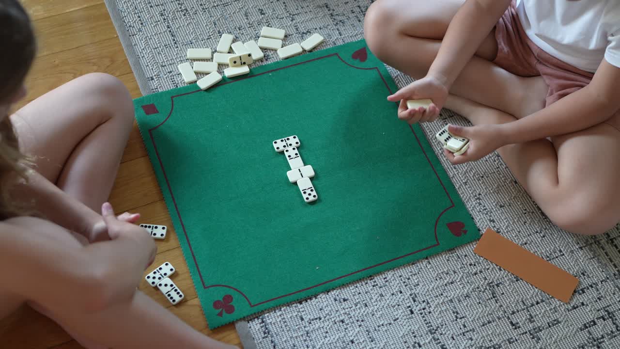 Bambini che giocano insieme a domino