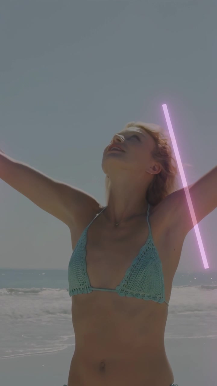 Vídeo vertical: Mulher levantando os braços na praia, barras rosas entrando em painéis, exibindo biquíni de moda