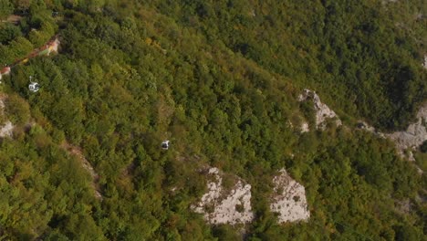 Seilbahngondeln-Fahren-Langsam-Den-Grünen-Berg-Hinunter-Und-Hinauf