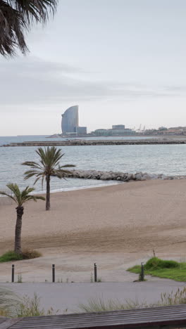 las playas de barcelona casi vacías durante el bloqueo por coronavirus en vertical