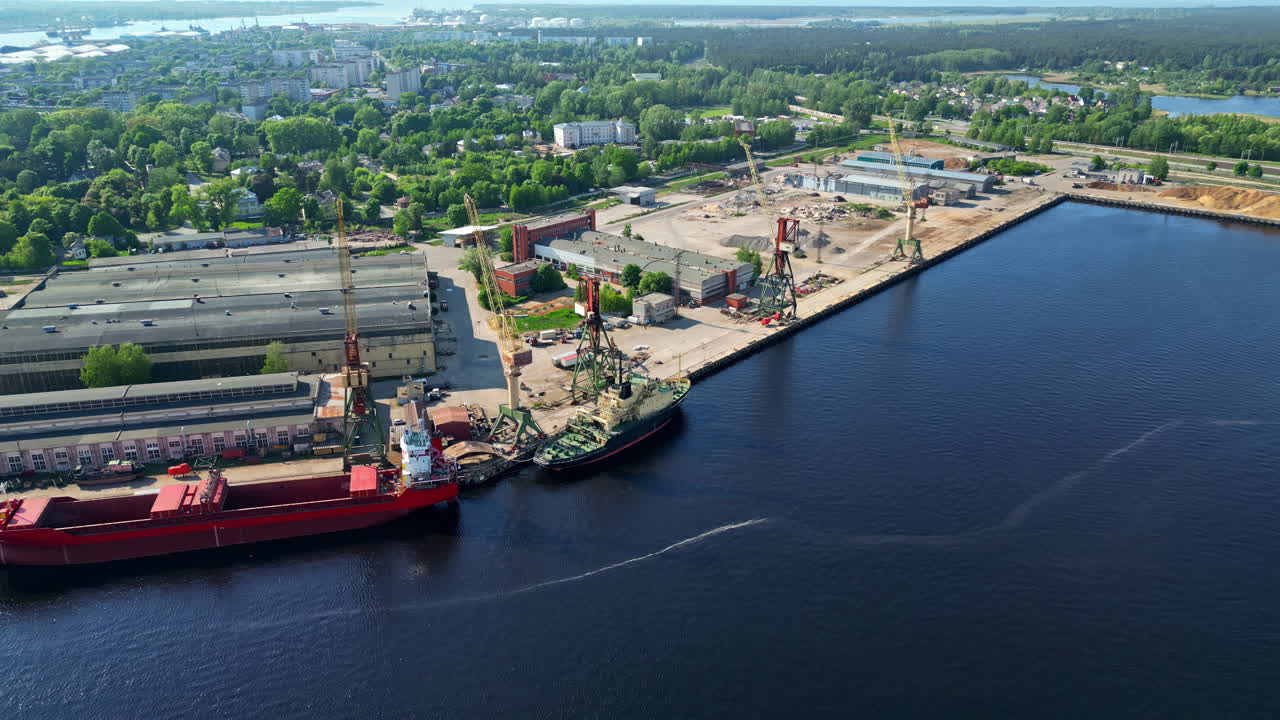 transporte aéreo industrial marina río daugava letonia puerto marítimo de riga