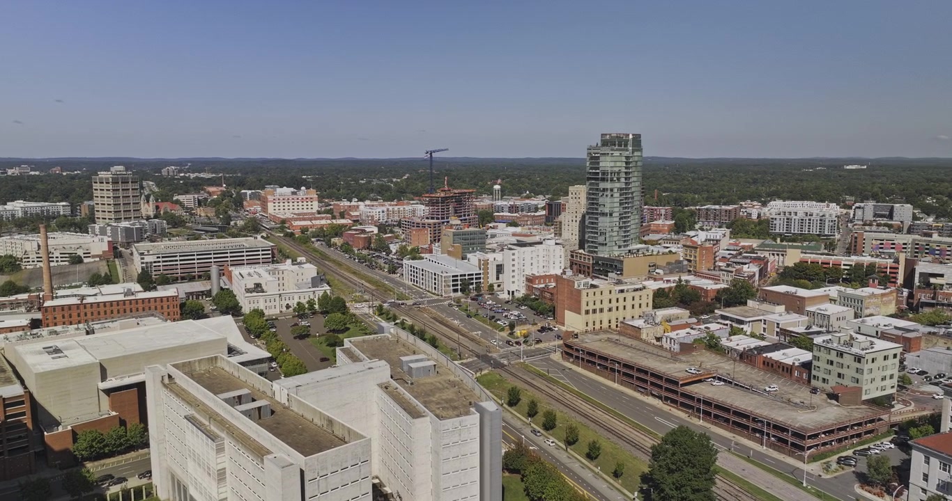 Durham, North Carolina. Flygfoto v24 över järnvägslinjer och centrum mot Central Park och Warehouse District - Filmat med Mavic 3 Pro Cine - 1 oktober 2023.