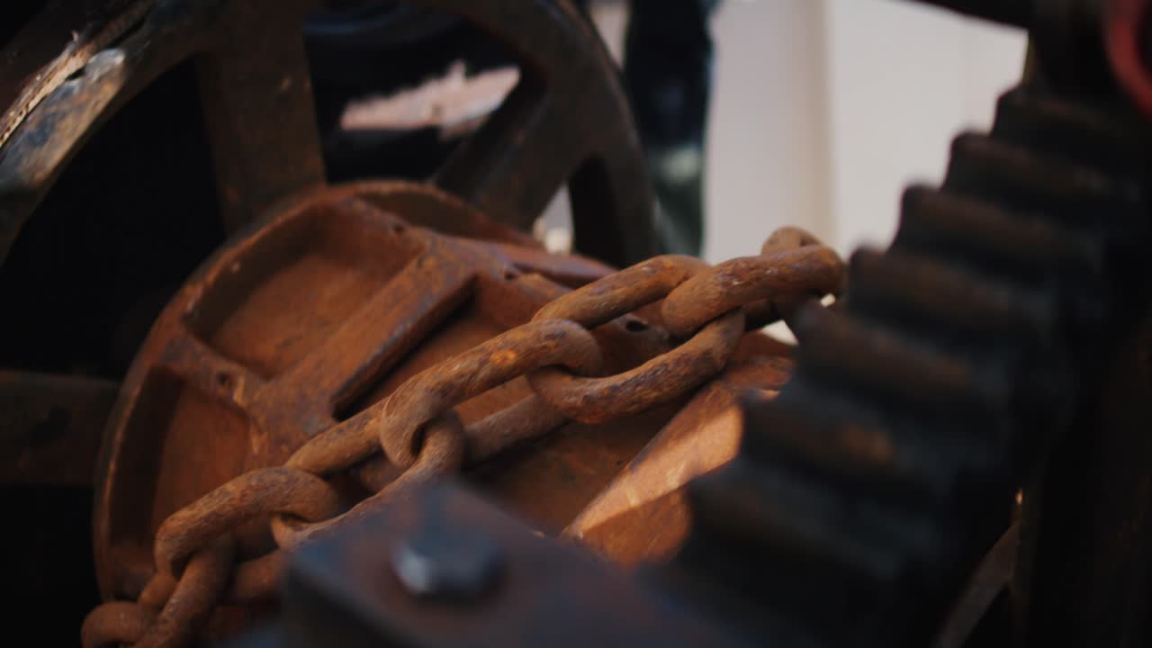 Primo piano di una catena dell'ancora che viene issata a bordo di una barca, maglie di metallo arrugginite sull'argano, dettaglio di operazione marittima e attrezzatura nautica, concetto di forza e affidabilità.