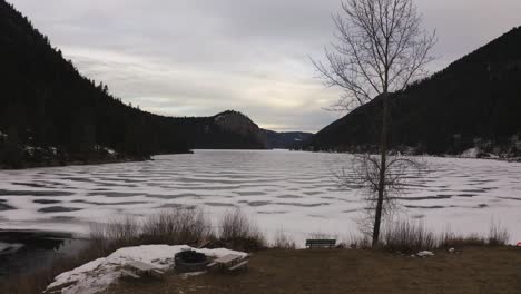 Paul-Lake-Im-Winter:-Ein-Bezauberndes-Erlebnis,-Das-Sie-In-Eine-Welt-Aus-Glitzerndem-Schnee-Und-Atemberaubenden-Immergrünen-Wäldern-In-Kamloops,-British-Columbia,-Einhüllt