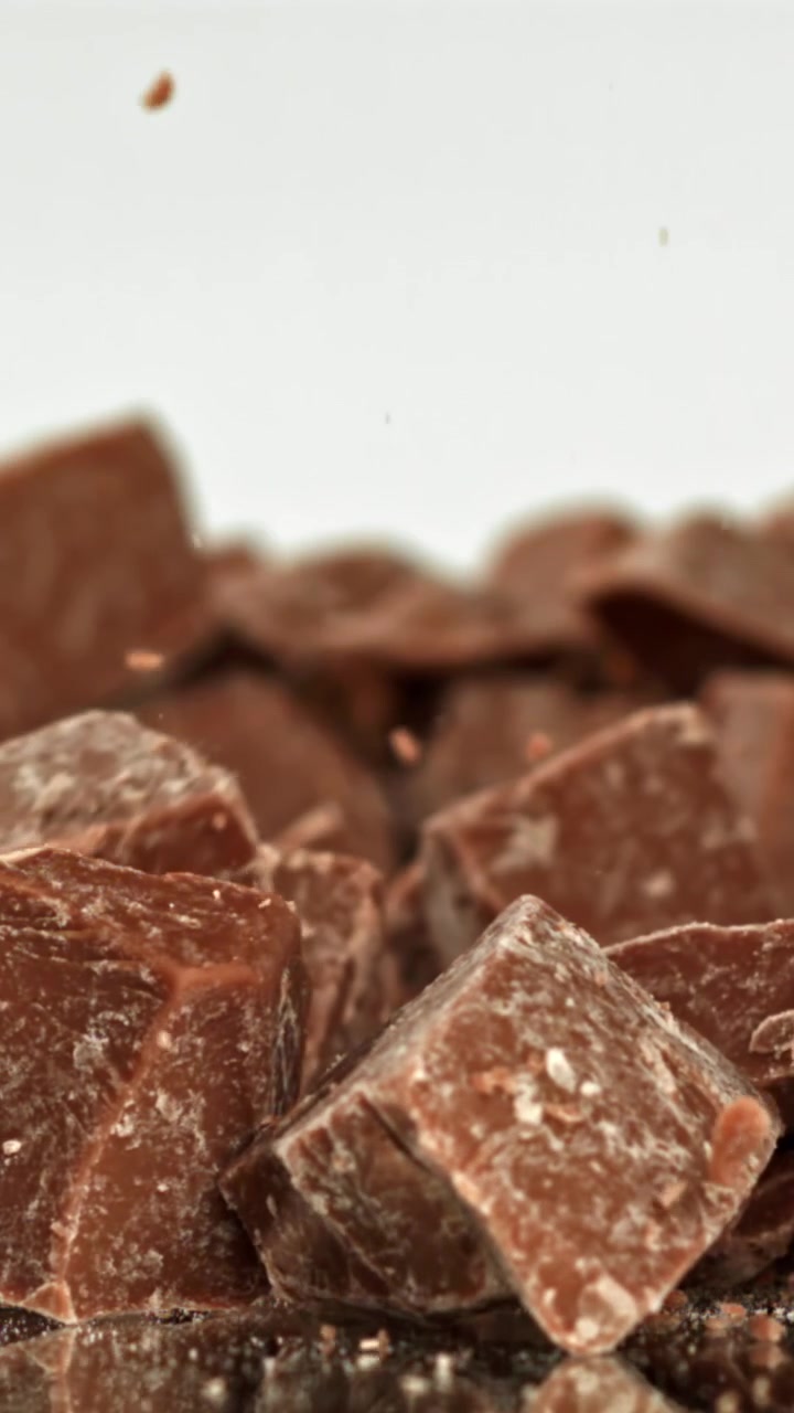 Rallentatore di deliziosi pezzi di cioccolato che cadono