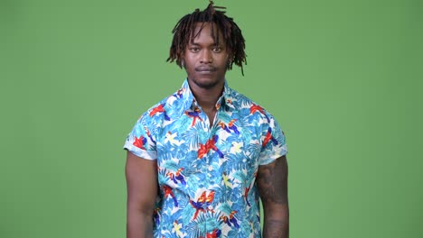 joven y guapo turista africano