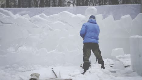 escultor de hielo en el trabajo