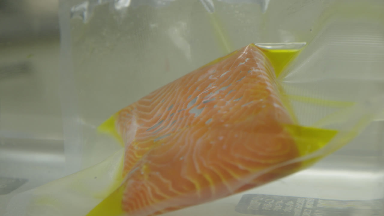 Olio di filetto di salmone che si scioglie in un sacchetto con chiusura a zip sigillato