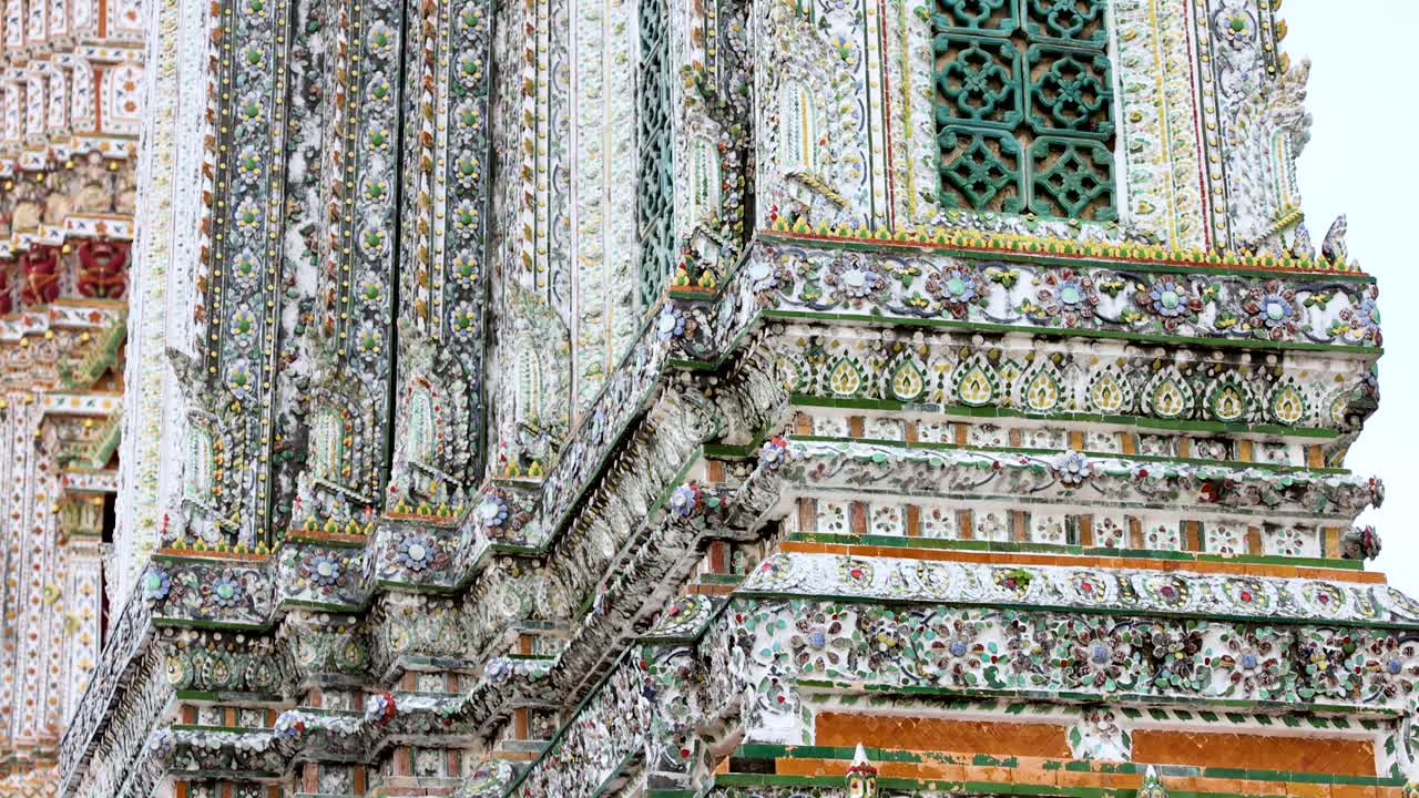 와트 아룬 의 화려 한 건축물 의 근접적 인 모습