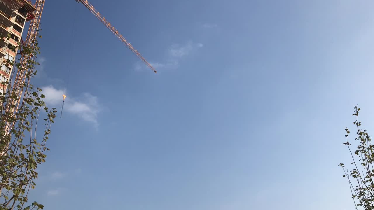 화창한 날에 대형 크레인이 움직이는 건설 현장