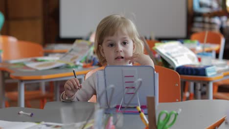 Mädchen-Zeichnet-Am-Tisch-Im-Klassenzimmer.-Ausbildung.-Kind-Sitzt-An-Einem-Schreibtisch