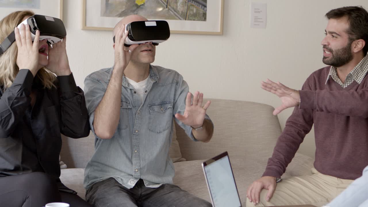 vendedores alegres presentando nuevas mercancías con la ayuda de gafas vr