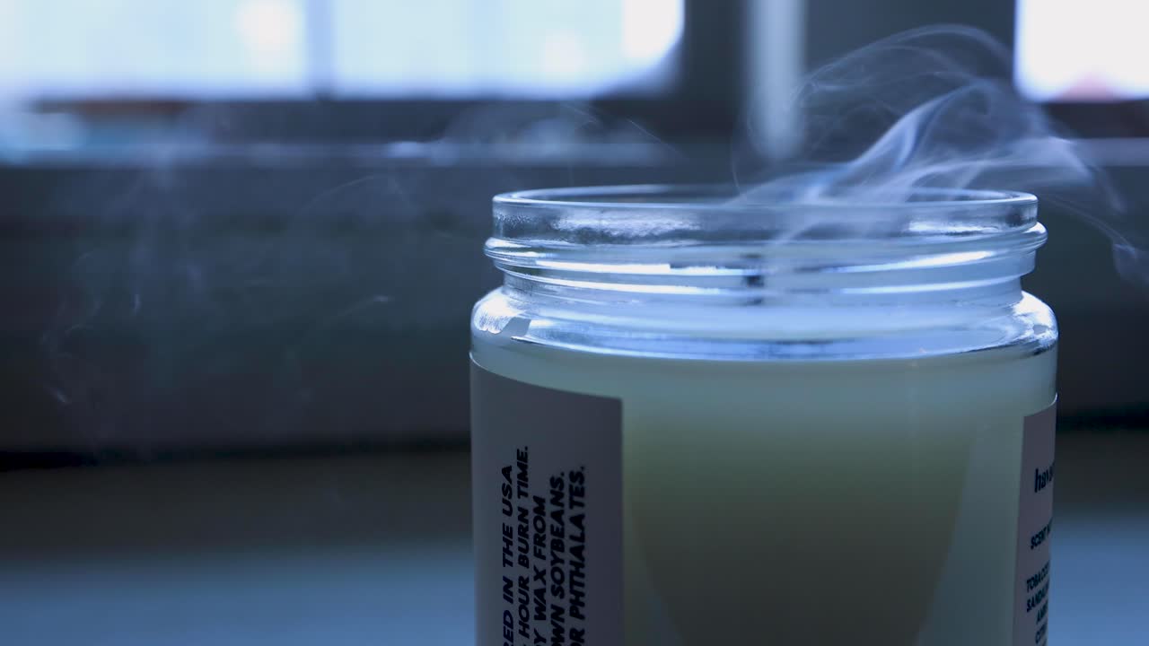 velas encendidas y apagadas con un hermoso residuo de humo azul 4k