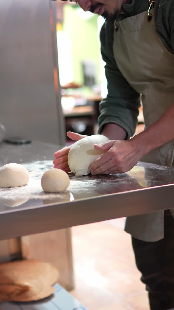 Persona amasando masa en una panadería