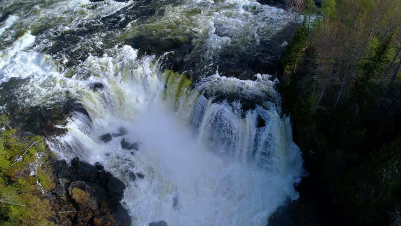 la cascada de ristafallet en la parte occidental de jamtland está catalogada como una de las cascadas más hermosas de suecia.