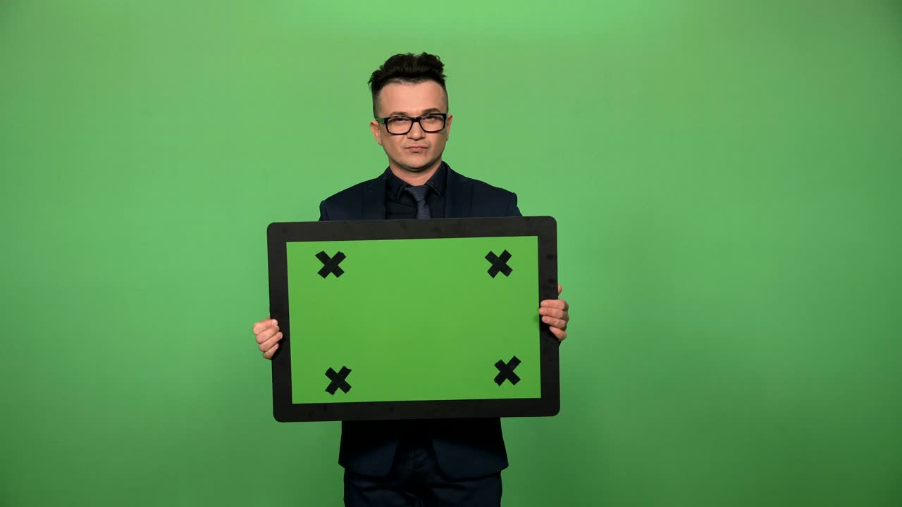 hombre joven sosteniendo una tabla de chromakey