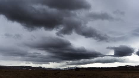 timelapse de nubes dramáticas con casa solitaria en primer plano