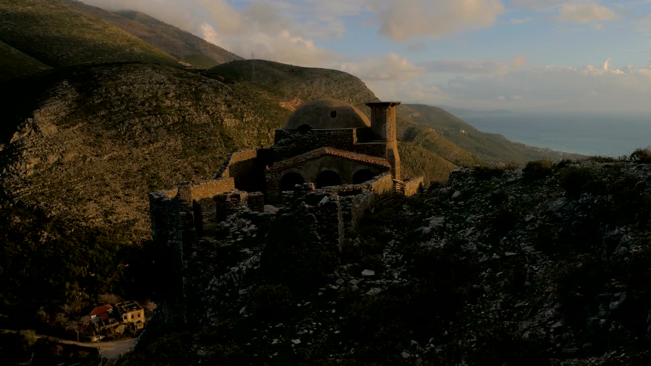 알바니아, 보르쉬. 소포트 성의 유적. 폐허가 된 모스크. 시간 지연.