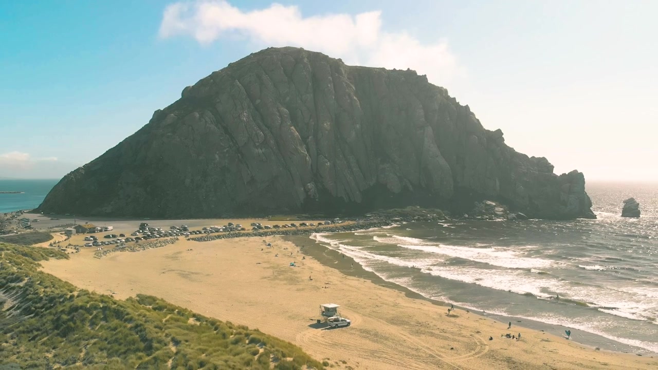Vista aerea di Morro Rock e della spiaggia a Morro Bay, California