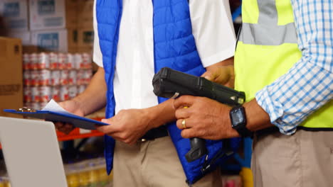 trabajadores de almacén trabajando juntos