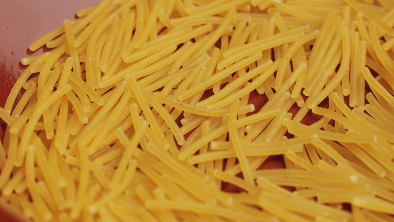 Primo piano di vermicelli secchi in una ciotola rossa