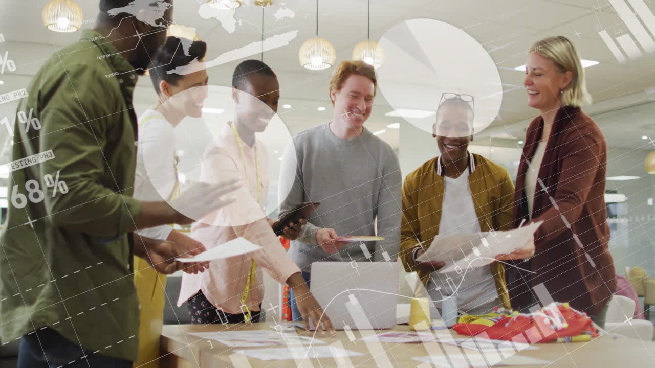 사무실에서 대화하는 다양한 동료들에 대한 데이터 처리 및 다이어그램의 애니메이션