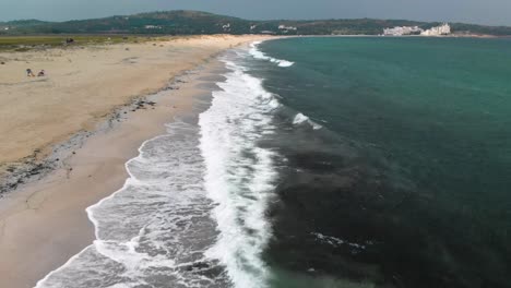 Imágenes-Aéreas---Disparos-De-Drones-Paralelos-A-La-Orilla-Del-Mar,-Volando-Sobre-Olas-Y-Gaviotas---Sozopol,-Bulgaria