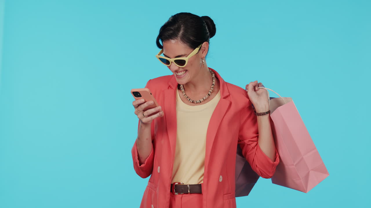 teléfono, bolsa de compras o mujer feliz en las redes sociales