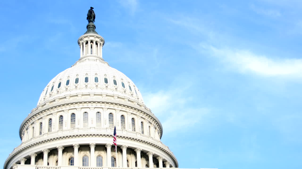 la cúpula blanca del edificio del capitolio de los estados unidos contrasta con un cielo azul