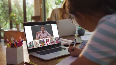 Colegiala-Usando-Una-Computadora-Portátil-Para-Clases-En-Línea-En-Casa,-Con-Diversos-Maestros-Y-Clases-En-La-Pantalla