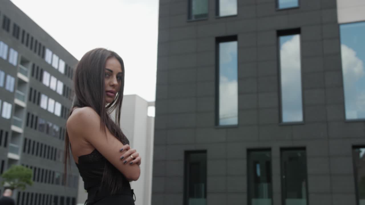 bella modelo morena posando en una ciudad