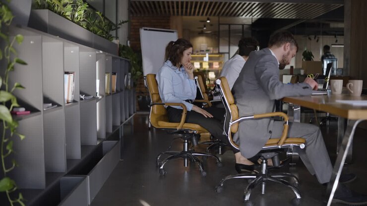 Profesionales de negocios en una sala de reuniones