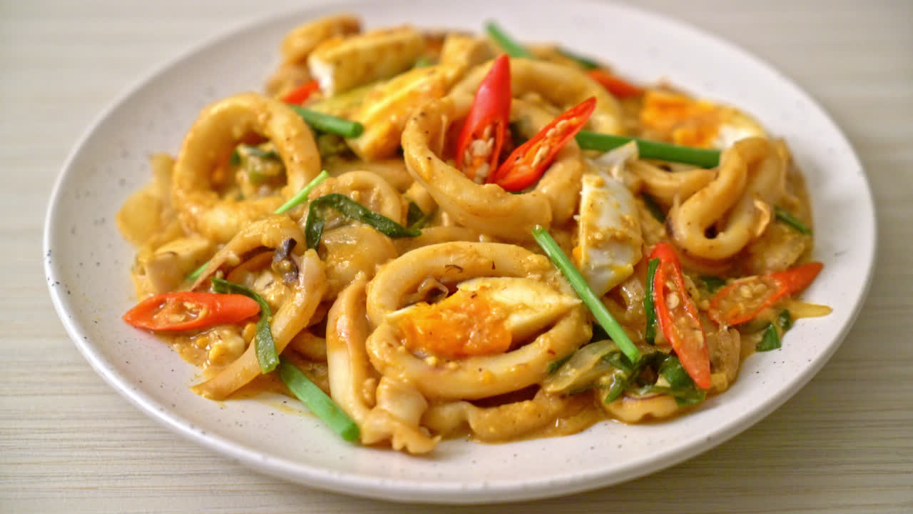 소금 계란과 함께 튀긴 오징어 또는 문어를 저어 - 아시아 음식 스타일