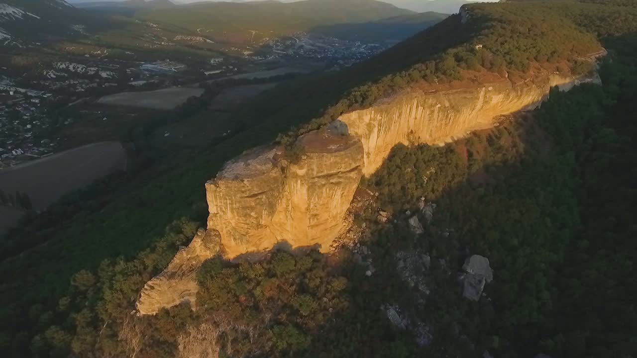 해가 지는 산꼭대기 의 공중 사진