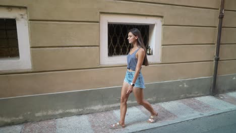 joven caminando por la calle de la ciudad italiana