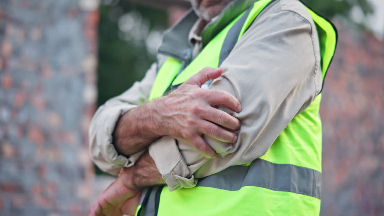 trabajador de la construcción con lesión en el brazo